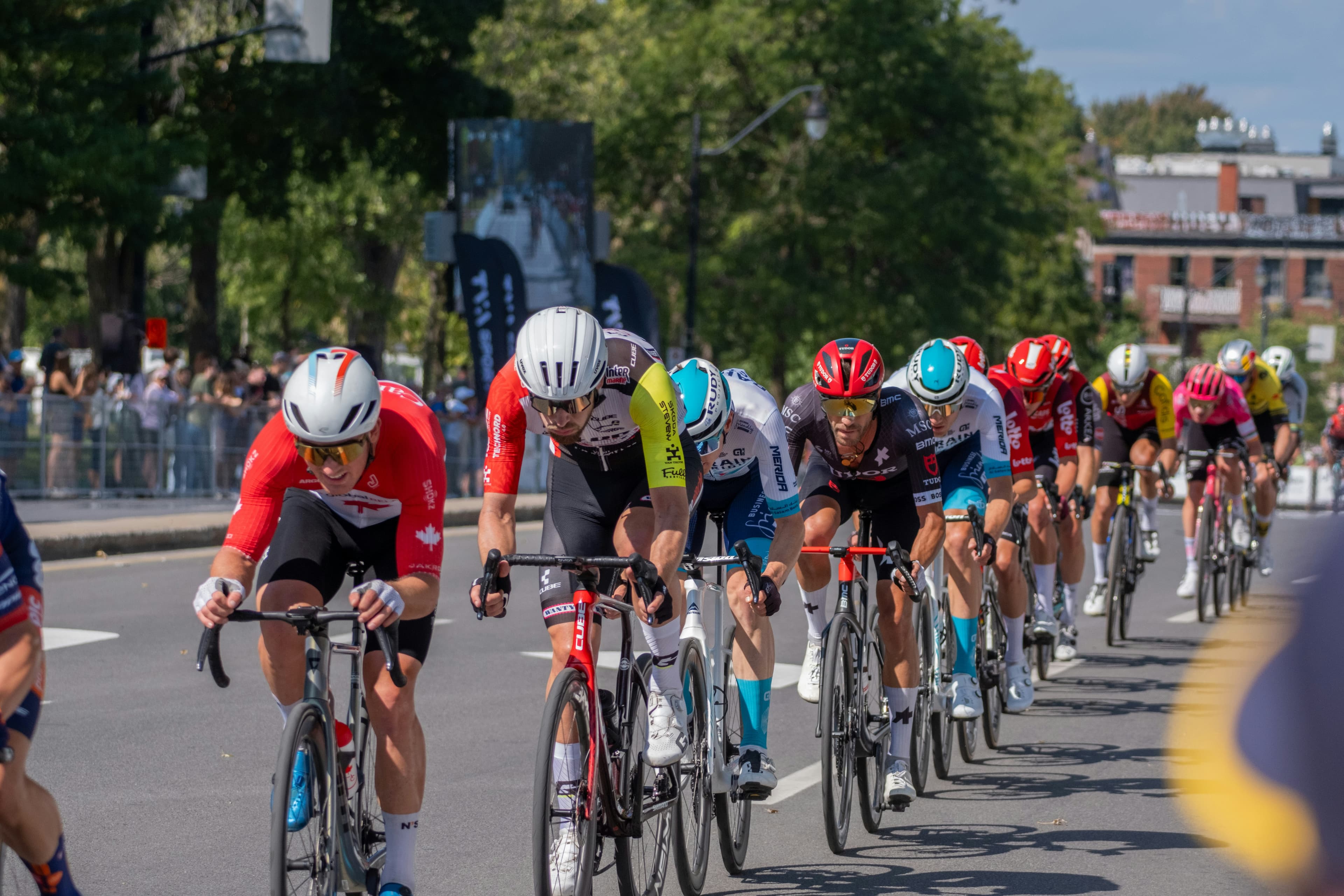 Cycling peloton race